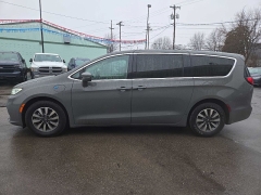 Used 2022  Chrysler Pacifica Hybrid Touring L FWD at City Wide Auto Credit near Toledo&comma; OH