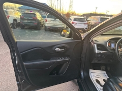 Used 2016  Jeep Cherokee 4d SUV 4WD Trailhawk V6 at City Wide Auto Credit near Toledo&comma; OH