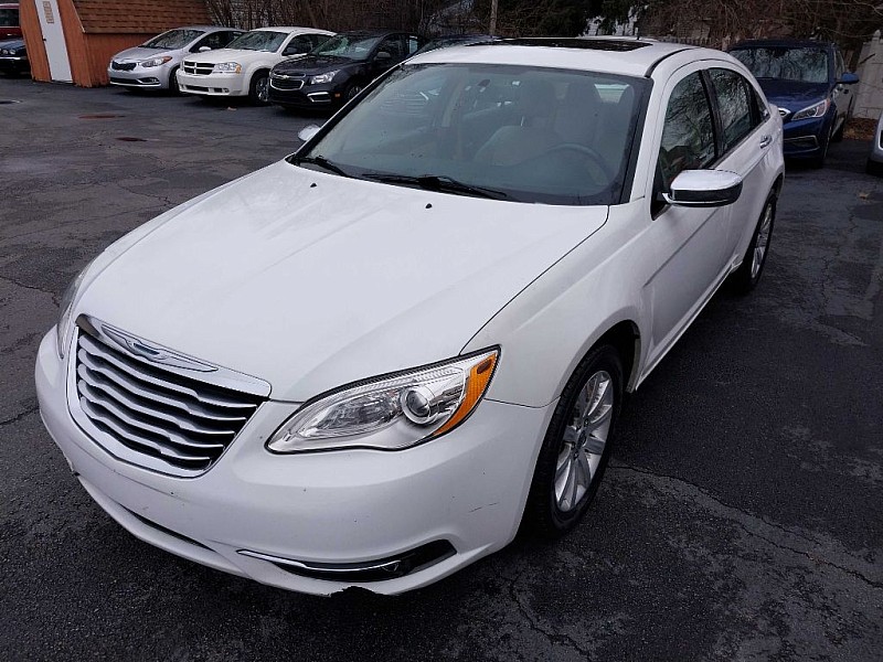 Used 2014  Chrysler 200 4d Sedan Limited at City Wide Auto Credit near Toledo, OH