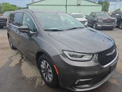 Used 2022  Chrysler Pacifica Hybrid Touring L FWD at City Wide Auto Credit near Toledo&comma; OH