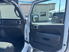 Used 2020  Jeep Gladiator Crew Cab Overland at City Wide Auto Credit near Toledo&comma; OH