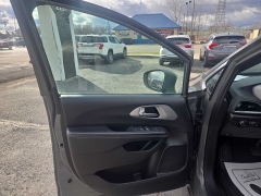 Used 2022  Chrysler Pacifica Touring AWD at City Wide Auto Credit near Toledo&comma; OH