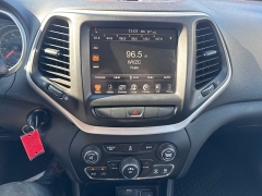 Used 2015  Jeep Cherokee 4d SUV 4WD Trailhawk at City Wide Auto Credit near Toledo, OH