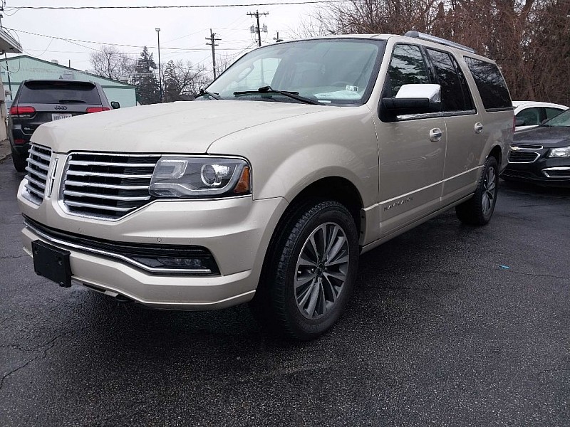 Used 2017  Lincoln Navigator L 4d SUV 4WD Select at City Wide Auto Credit near Toledo, OH