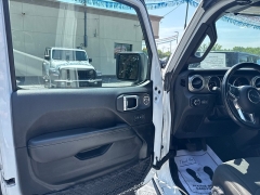 Used 2020  Jeep Gladiator Crew Cab Overland at City Wide Auto Credit near Toledo&comma; OH