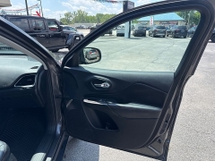Used 2019  Jeep Cherokee 4d SUV 4WD Trailhawk Elite 3&period;2L at City Wide Auto Credit near Toledo&comma; OH
