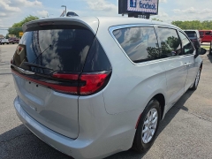Used 2023  Chrysler Pacifica Touring FWD at City Wide Auto Credit near Toledo&comma; OH