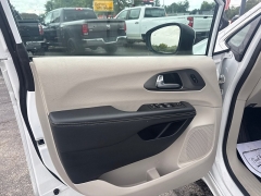 Used 2023  Chrysler Pacifica Touring L FWD at City Wide Auto Credit near Toledo&comma; OH