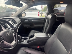 Used 2017  Toyota Highlander 4d SUV AWD Limited at City Wide Auto Credit near Toledo&comma; OH