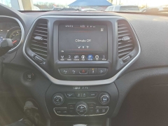 Used 2015  Jeep Cherokee 4d SUV 4WD Trailhawk V6 at City Wide Auto Credit near Toledo, OH