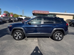 Used 2015  Jeep Cherokee 4d SUV 4WD Trailhawk at City Wide Auto Credit near Toledo, OH