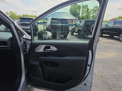 Used 2023  Chrysler Pacifica Touring FWD at City Wide Auto Credit near Toledo&comma; OH