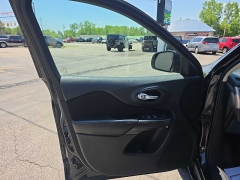 Used 2015  Jeep Cherokee 4d SUV 4WD Latitude V6 at City Wide Auto Credit near Toledo&comma; OH