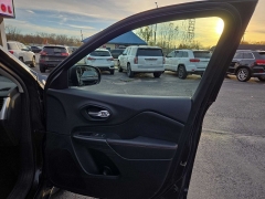 Used 2015  Jeep Cherokee 4d SUV 4WD Trailhawk V6 at City Wide Auto Credit near Toledo, OH