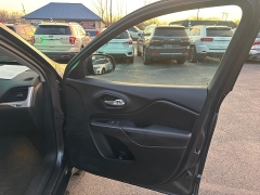 Used 2016  Jeep Cherokee 4d SUV 4WD Trailhawk V6 at City Wide Auto Credit near Toledo&comma; OH