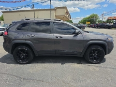 Used 2019  Jeep Cherokee 4d SUV 4WD Trailhawk 3&period;2L at City Wide Auto Credit near Toledo&comma; OH