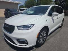 Used 2022  Chrysler Pacifica Hybrid Touring L FWD at City Wide Auto Credit near Toledo&comma; OH