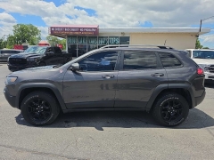 Used 2019  Jeep Cherokee 4d SUV 4WD Trailhawk 3&period;2L at City Wide Auto Credit near Toledo&comma; OH
