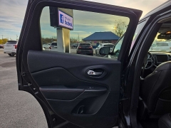 Used 2015  Jeep Cherokee 4d SUV 4WD Trailhawk V6 at City Wide Auto Credit near Toledo, OH