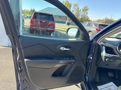 Used 2015  Jeep Cherokee 4d SUV 4WD Trailhawk at City Wide Auto Credit near Toledo, OH