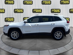 Used 2017  Jeep Cherokee 4d SUV 4WD Latitude V6 at Shook Auto Sales near New Philadelphia&comma; OH