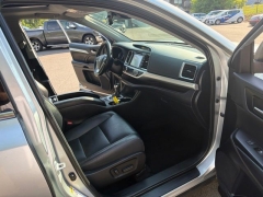 Used 2019  Toyota Highlander V6 AWD &lpar;Natl&rpar; at DriveNow Mayfield near Mayfield Heights&comma; OH