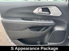 Used 2018  Chrysler Pacifica 4d Wagon Touring L at Drive Now Westlake near Westlake&comma; OH
