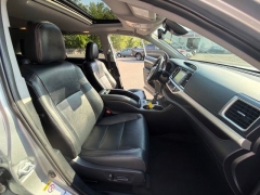 Used 2019  Toyota Highlander V6 AWD &lpar;Natl&rpar; at DriveNow Mayfield near Mayfield Heights&comma; OH
