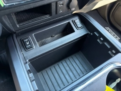 Used 2018  Nissan Titan 4x4 Crew Cab SV at Drive Now Westlake near Westlake&comma; OH