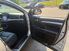 Used 2019  Toyota Highlander V6 AWD &lpar;Natl&rpar; at DriveNow Mayfield near Mayfield Heights&comma; OH