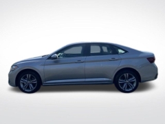 Used 2024  Volkswagen Jetta SE Auto at Drive Now Westlake near Westlake&comma; OH