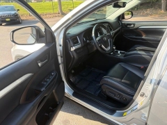 Used 2019  Toyota Highlander V6 AWD &lpar;Natl&rpar; at DriveNow Mayfield near Mayfield Heights&comma; OH