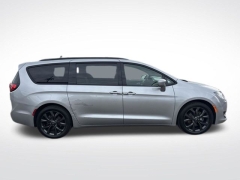 Used 2018  Chrysler Pacifica 4d Wagon Touring L at Drive Now Westlake near Westlake&comma; OH