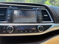 Used 2017  Toyota Highlander V6 AWD &lpar;Natl&rpar; at Drive Now Westlake near Westlake&comma; OH