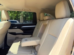 Used 2017  Toyota Highlander V6 AWD &lpar;Natl&rpar; at Drive Now Westlake near Westlake&comma; OH