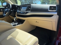 Used 2017  Toyota Highlander V6 AWD &lpar;Natl&rpar; at Drive Now Westlake near Westlake&comma; OH