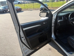 Used 2019  Toyota Highlander V6 AWD &lpar;Natl&rpar; at DriveNow Mayfield near Mayfield Heights&comma; OH