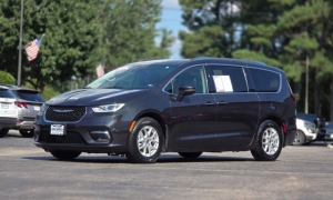 Used 2021  Chrysler Pacifica Touring L FWD at Auto Direct near Zebulon&comma; NC