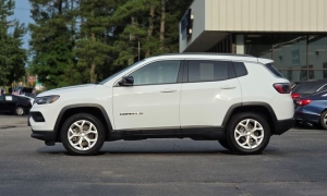 Used 2024  Jeep Compass Latitude 4x4 at Auto Direct near Zebulon&comma; NC