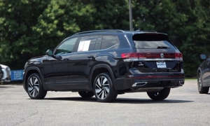 Used 2025  Volkswagen Atlas 2&period;0T SE w&sol;Technology 4MOTION at Auto Direct near Zebulon&comma; NC