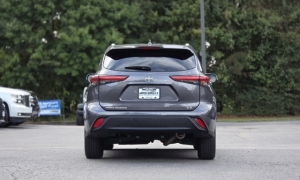 Used 2022  Toyota Highlander XLE FWD at Auto Direct near Zebulon, NC