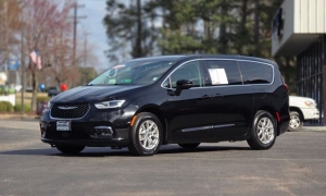 Used 2024  Chrysler Pacifica Touring L FWD at Auto Direct near Zebulon&comma; NC