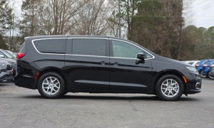 Used 2025  Chrysler Pacifica Select FWD at Auto Direct near Zebulon&comma; NC