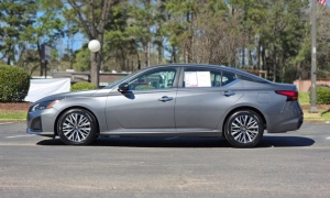 Used 2024  Nissan Altima 2&period;5 SV Sedan at Auto Direct near Zebulon&comma; NC