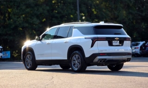 Used 2025  Chevrolet Traverse FWD 4dr LT w&sol;1LT at Auto Direct near Zebulon&comma; NC