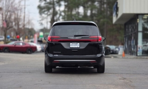 Used 2025  Chrysler Pacifica Select FWD at Auto Direct near Zebulon&comma; NC