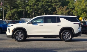 Used 2025  Chevrolet Traverse FWD 4dr LT w&sol;1LT at Auto Direct near Zebulon&comma; NC