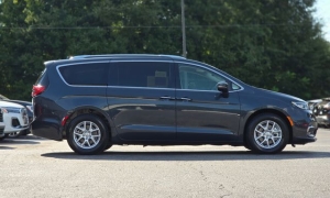 Used 2021  Chrysler Pacifica Touring L FWD at Auto Direct near Zebulon&comma; NC