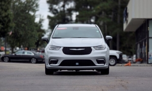 Used 2023  Chrysler Pacifica Touring L FWD at Auto Direct near Zebulon&comma; NC