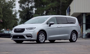 Used 2023  Chrysler Pacifica Touring L FWD at Auto Direct near Zebulon&comma; NC